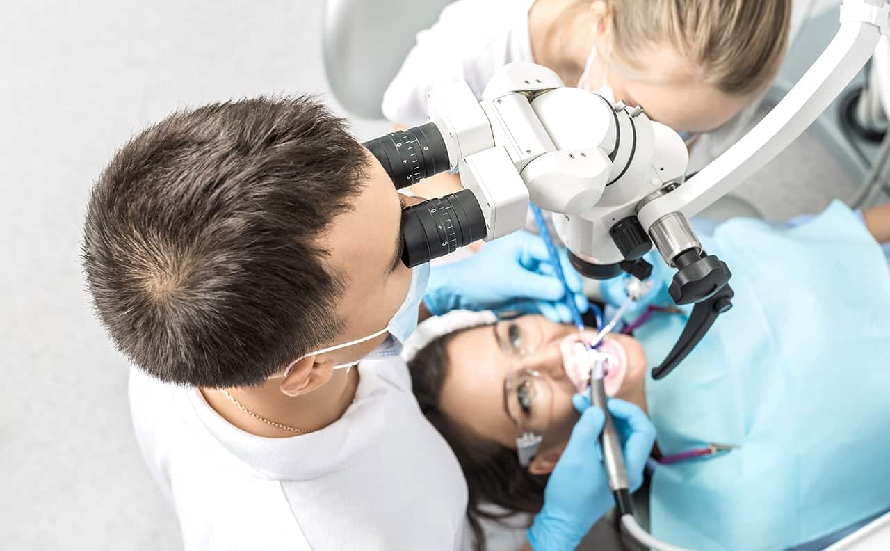 Mikroskop stomatologiczny leczenie zębów